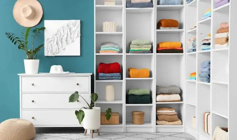 Benefits of Having a Well-Organized, Versatile Closet 